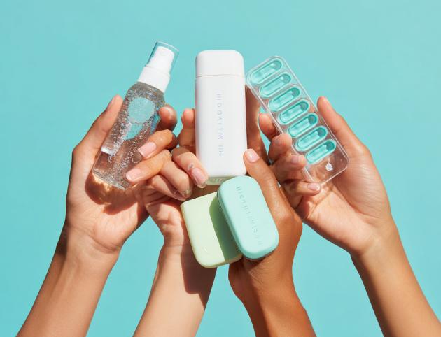 kiavallc_Close-up_of_diverse_hands_holding_Invisalign_aligners__663d0dd3-714b-4da5-9a1f-92636d854a66
